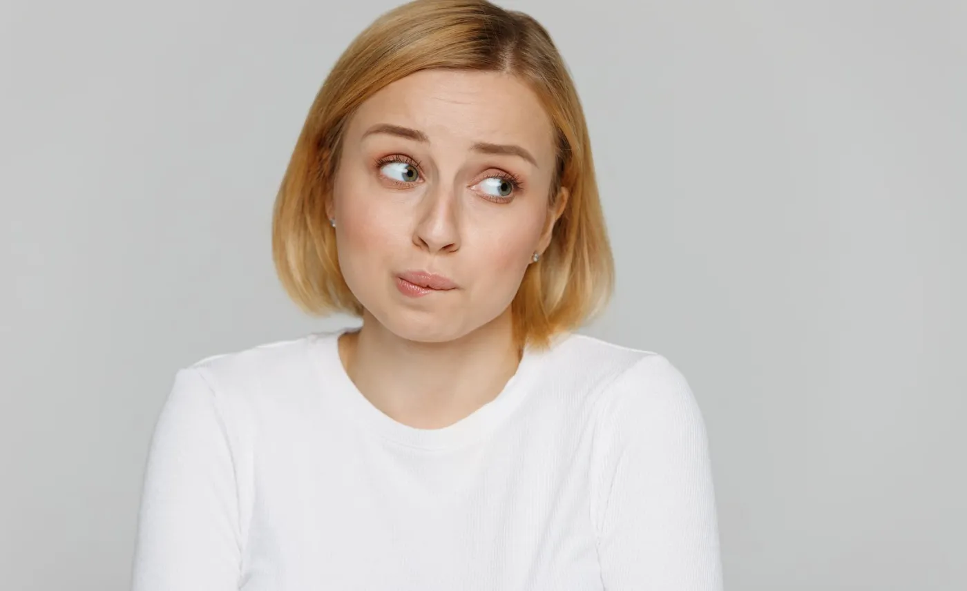 Zdziwiona zakłopotana dziewczyna kobieta