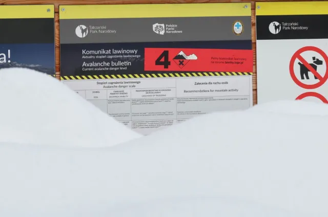 Akcja TOPR w sercu Tatr. Turyści ewakuowani śmigłowcem z Doliny Pięciu Stawów