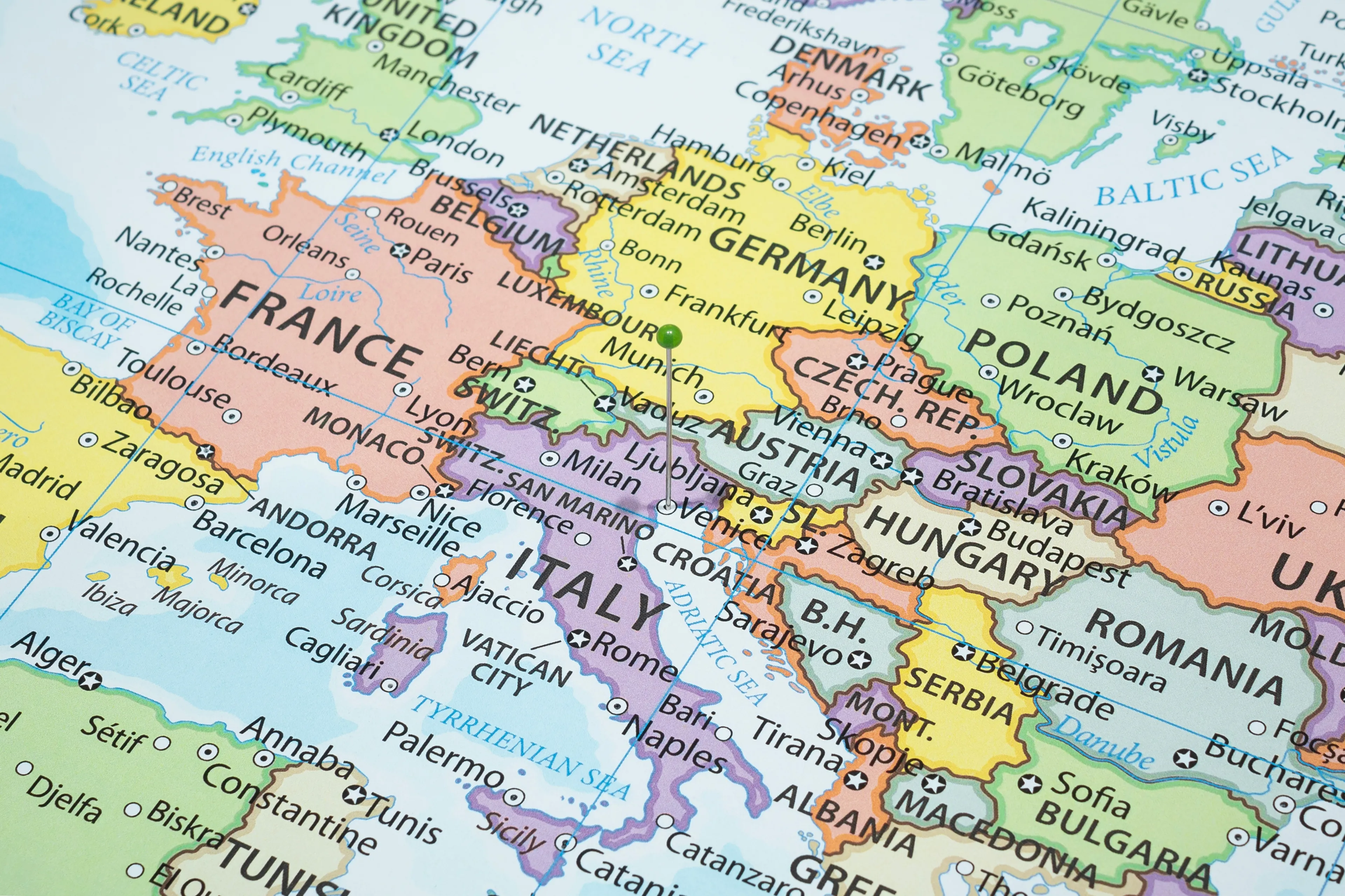 Piekielnie trudny, ale szybki QUIZ. Stolice państw. Wskaż PRAWDA lub FAŁSZ. Trafisz choć 16/20?