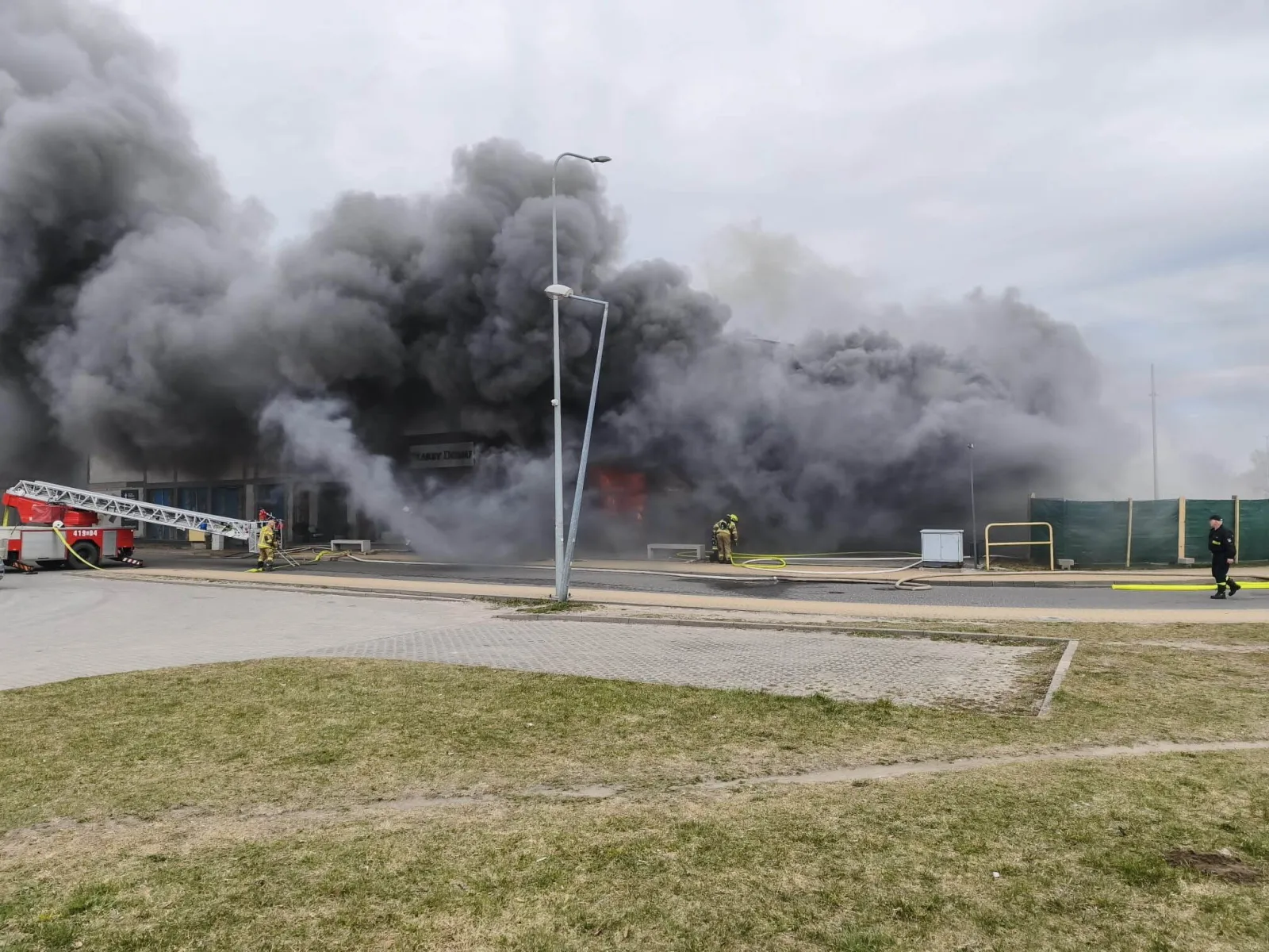 Płonie "chiński market" w Czersku. Trwa ewakuacja mieszkańców