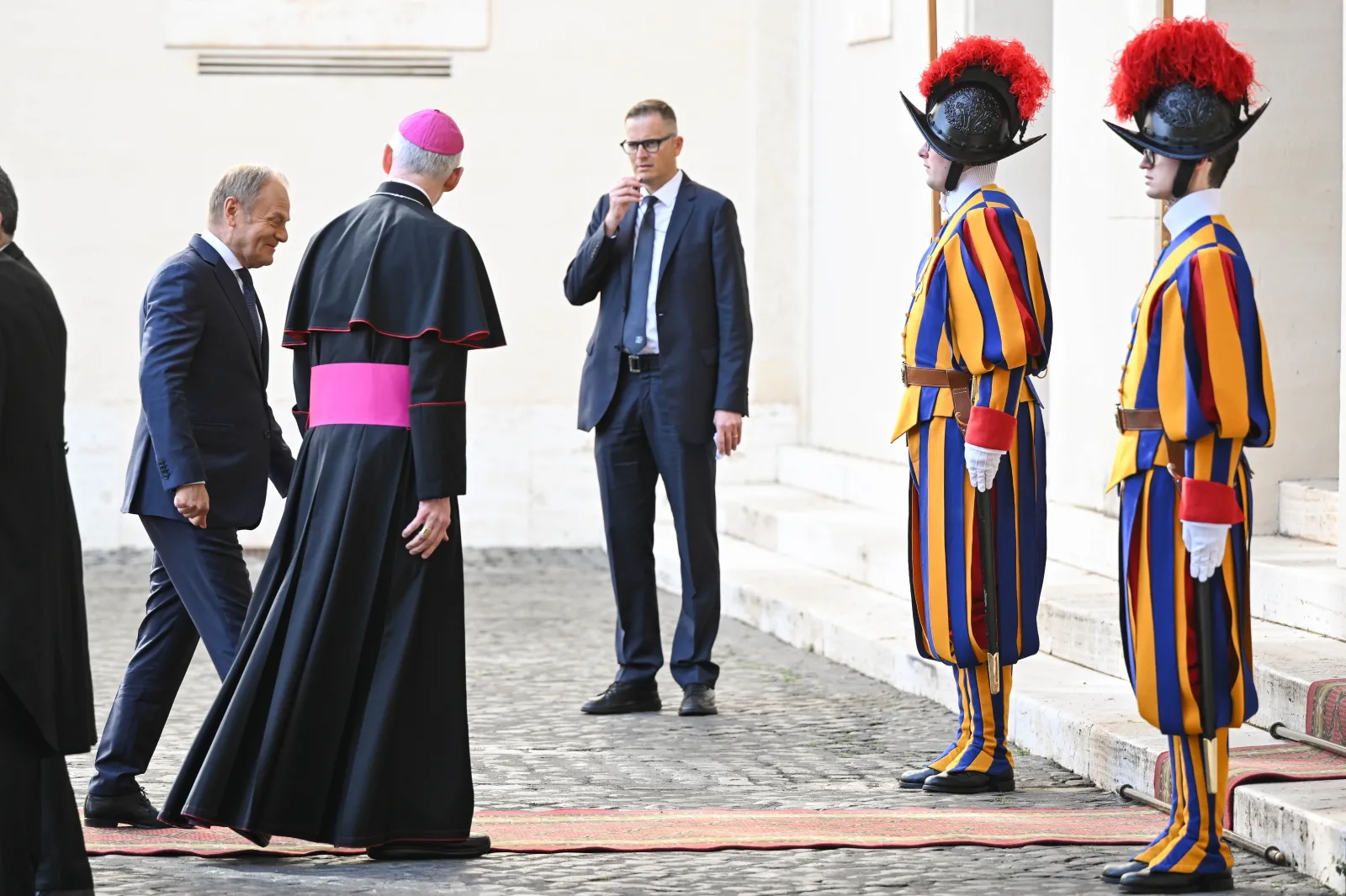 Prezent, jakiego w Watykanie jeszcze nie widzieli? Pomysłowy gest Donalda Tuska