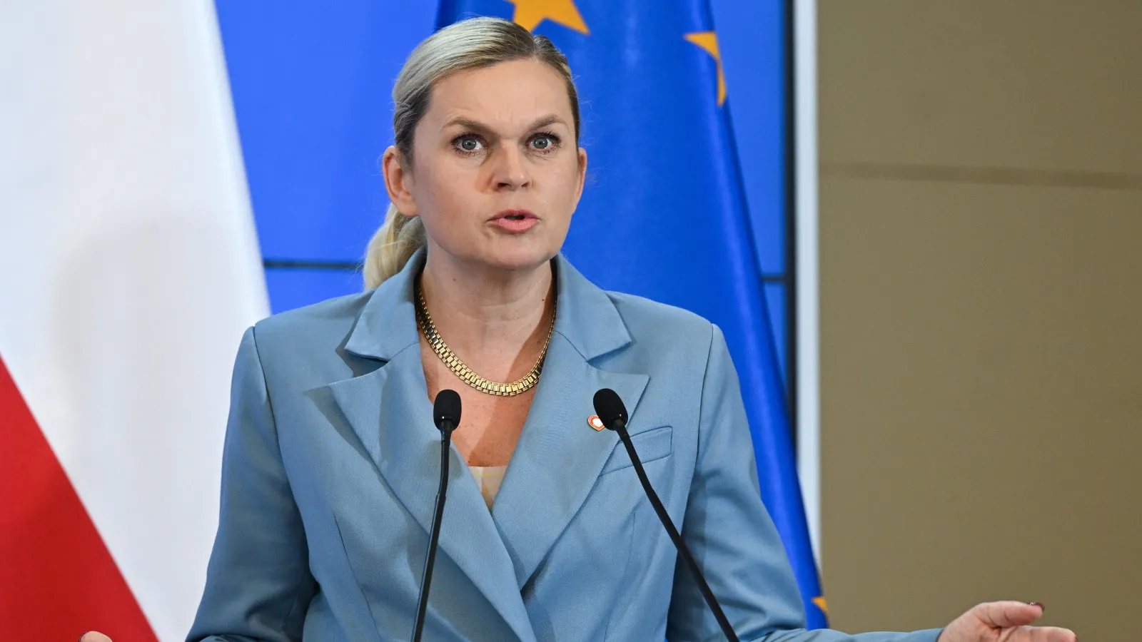 Koniec ze telefonami w szkołach. Barbara Nowacka: Wprowadziliśmy pewne wyjątki