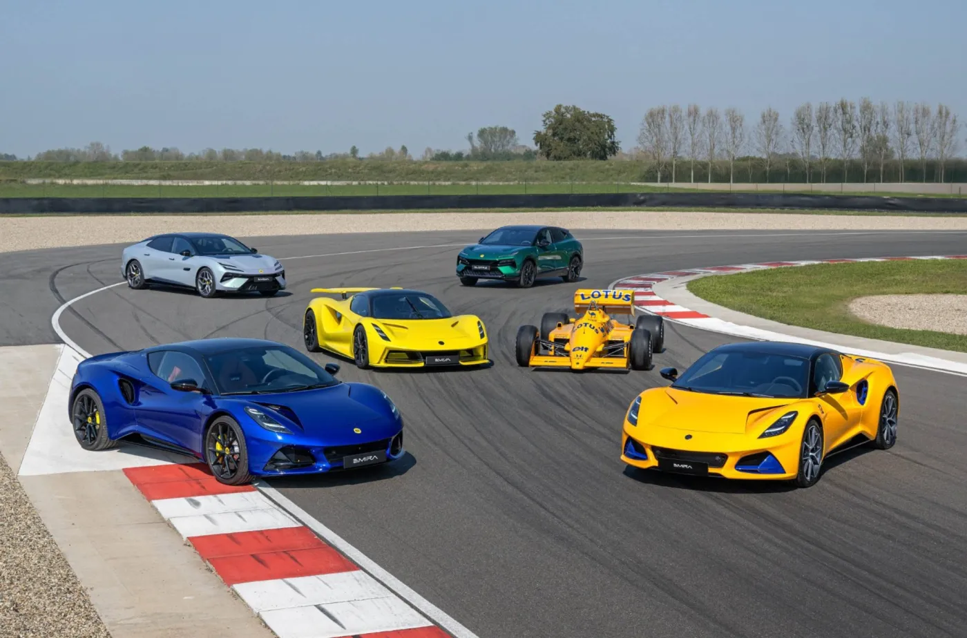 Lotus wjeżdża do Polski