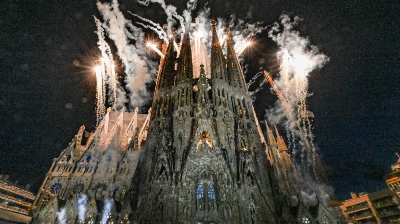Spektakularne widowisko w Barcelonie. Sagrada Familia stała się najwyższym kościołem na świecie