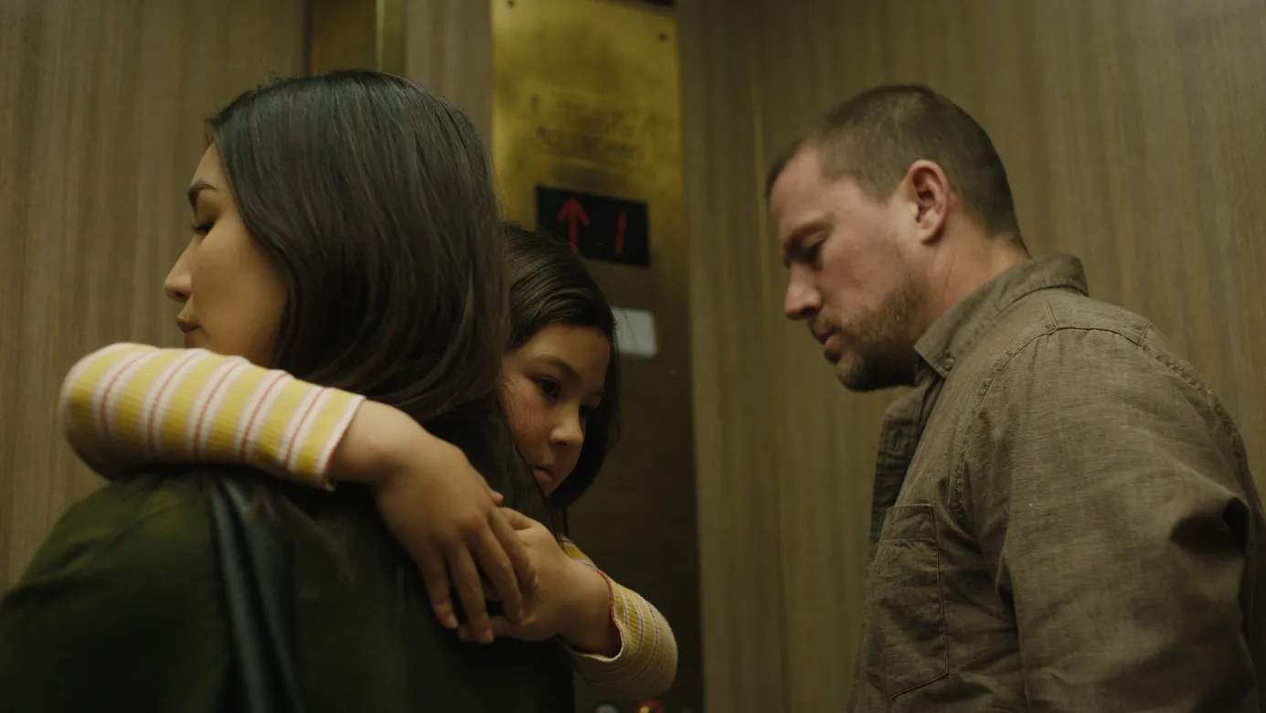 Gemma Chan, Mason Reeves i Channing Tatum w filmie "Josephine"