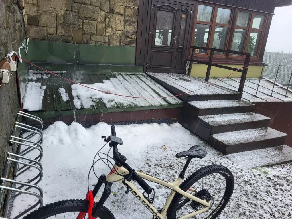 Pierwszy śnieg w Schronisku Klimczok / fot.: Schronisko Klimczok
