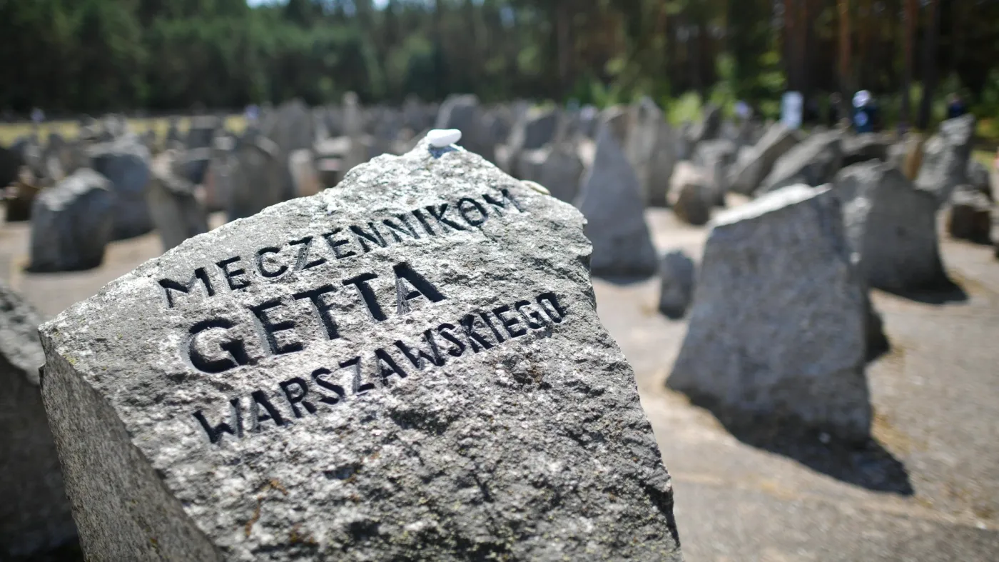 Kamienne tablice na terenie byłego niemieckiego obozu zagłady