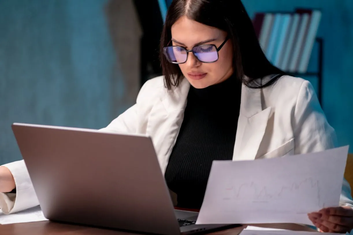 kobieta przedsiębiorca firma biznes faktury dokumenty komputer