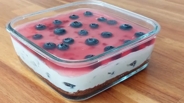 Świetny deser na weekend. Puchaty sernik na zimno z mascarpone i galaretek. Robi się prawie sam
