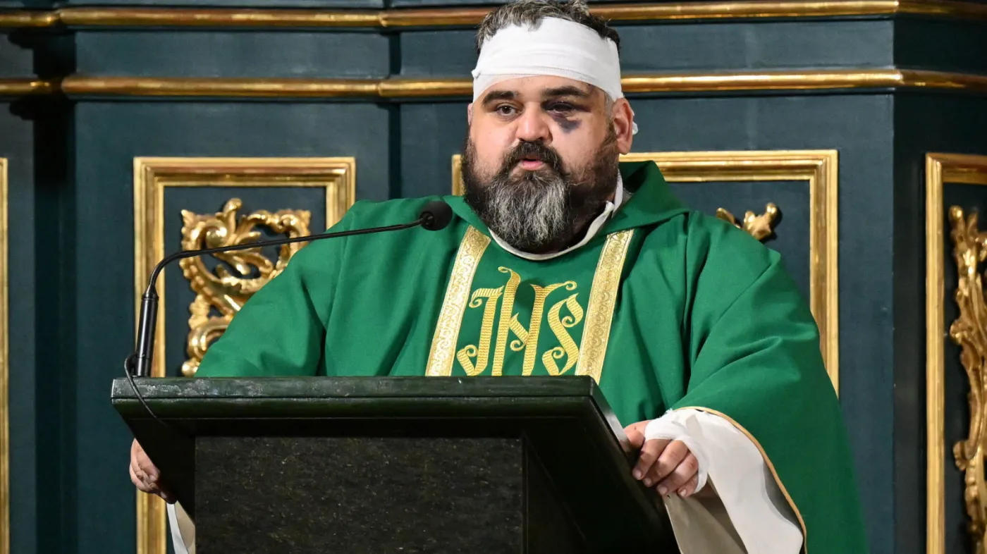 Jeden z poszkodowanych podczas napaści ks. Adrian głosi kazanie