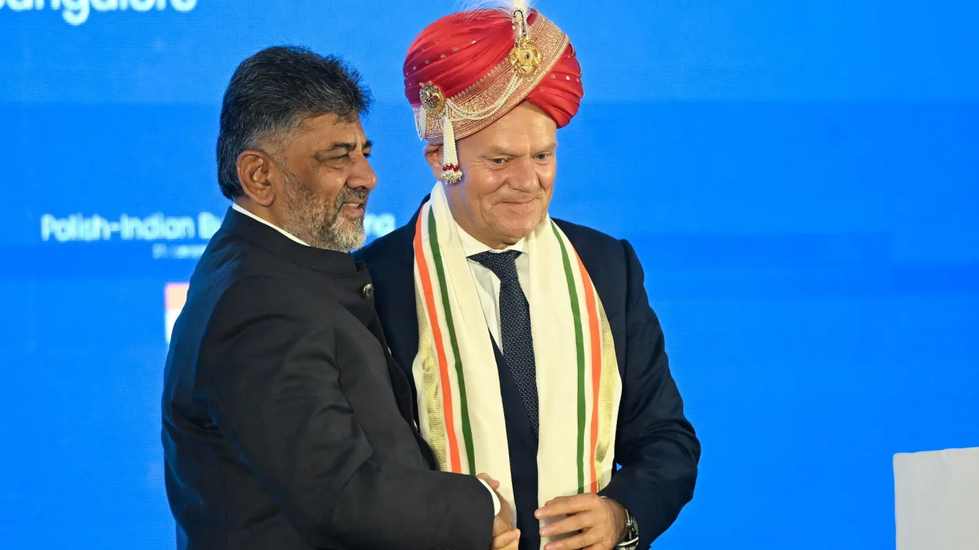 Donald Tusk jak maharadża. Zdjęcie premier rządu w turbanie hitem internetu