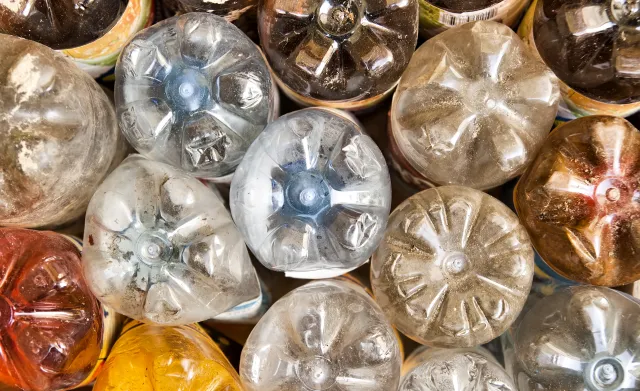 Ludzie jedzą plastik. Znajdziesz go nawet w piwie