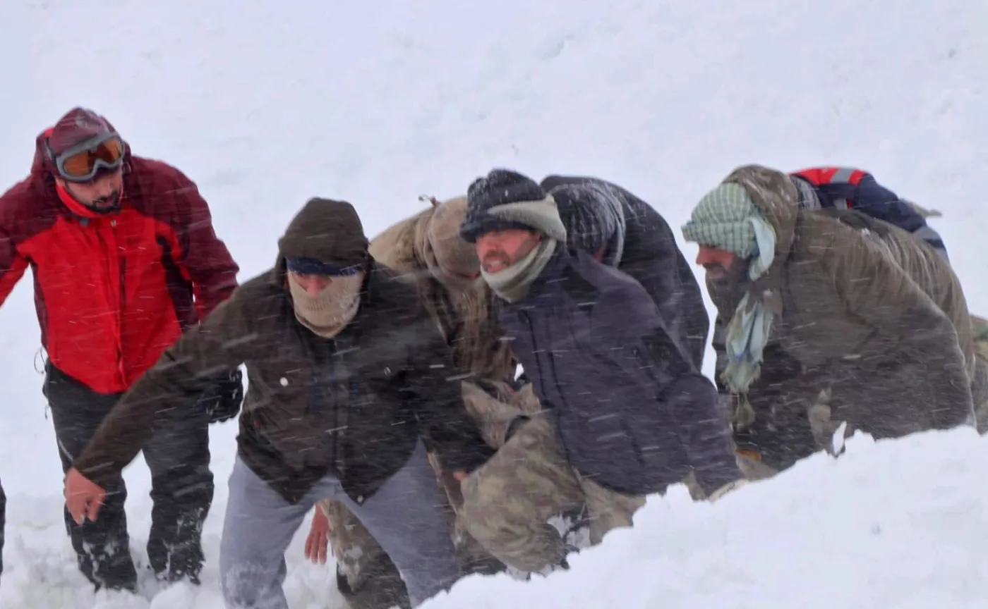 Ruszyli na ratunek dzieciom, sami zginęli. Lawiny zabiły kilkadziesiąt osób