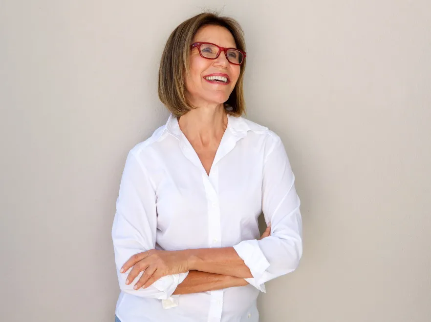 Klasyka na różne sposoby, czyli jak modnie nosić białą koszulę?