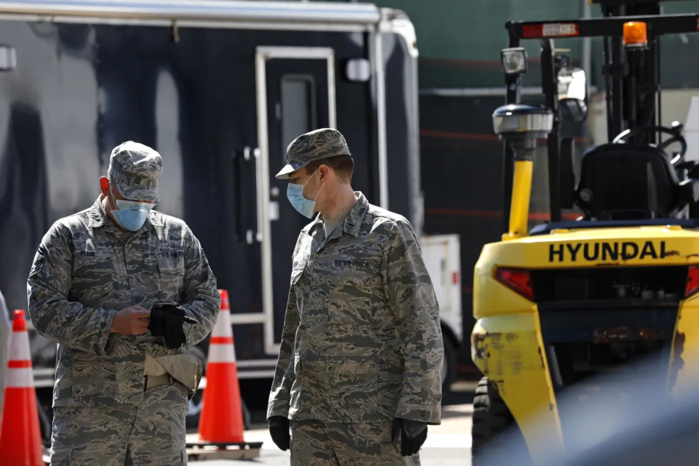 Jak się żyje z Covid-19 w USA. Pracownicy z objawami koronawirusa nadal chodzą do pracy