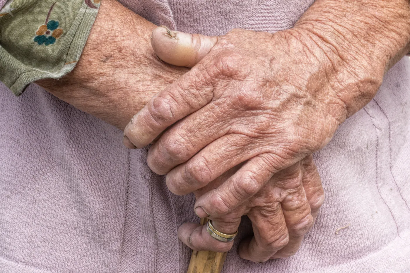 Dłonie starszej kobiety