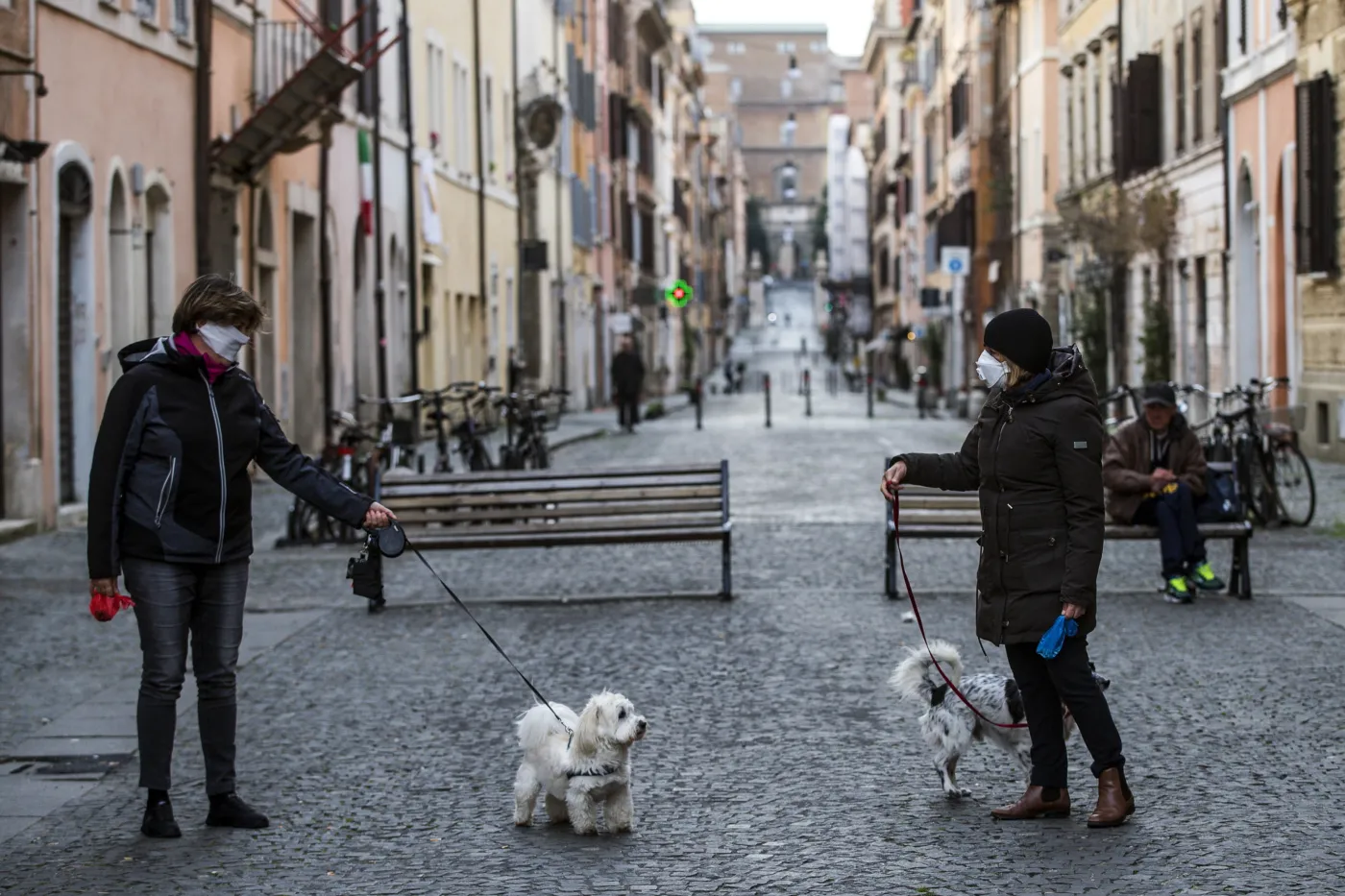 Epidemia koronawirusa. 40 proc. mieszkańcow Lombardii nadal wychodzi z domu