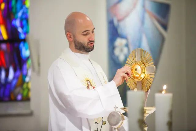 Ks. Olszewski: Nie ma co w tym czasie robić się najświętszym i najdłużej rozmodlonym katolikiem w parafii