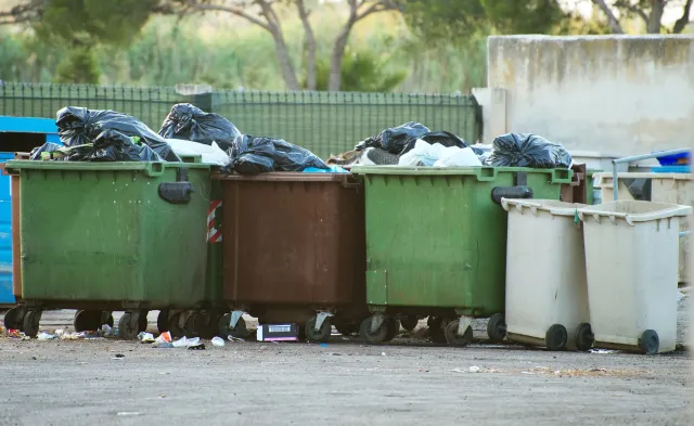 Śmierdząca bomba tyka na całym Mazowszu. "Wstrzymujemy odbiór odpadów zmieszanych. Do odwołania"