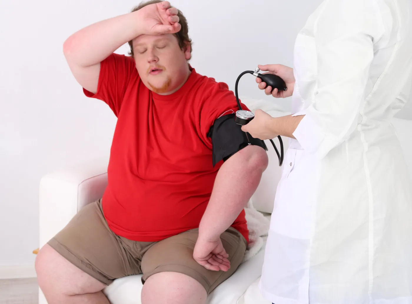 Otyły mężczyzna u lekarza
