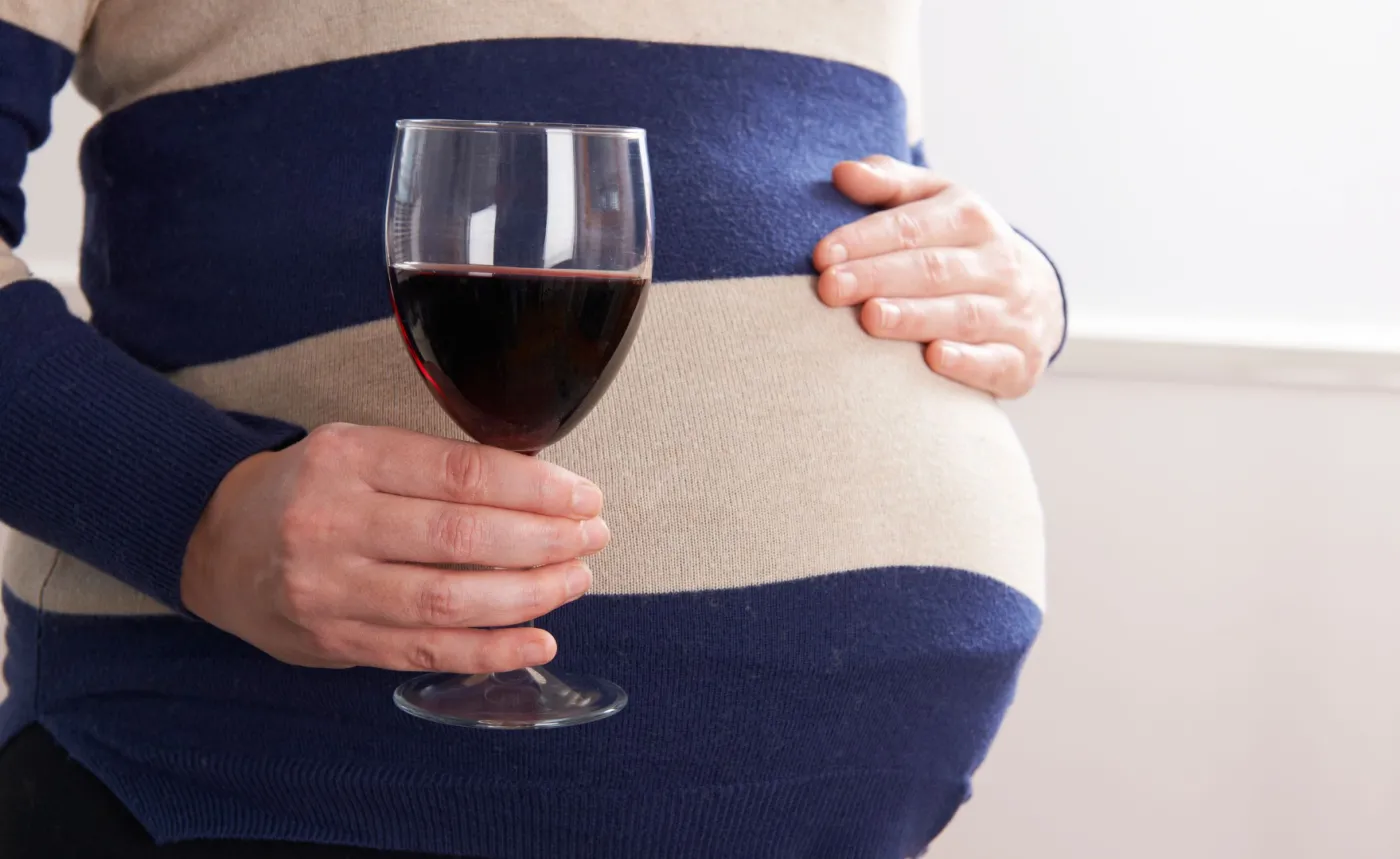 Kobieta w ciąży z winem