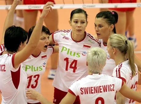 nz. Od lewej 13- Milena Rosner , 14- Maria Liktoras i Katarzyna Skowronska ciesza sie po udanej akcji .  Polska-Bulgari . Mistrzostwa Europy Kobiet 2007 . Womens Indensit European Championships Volley-Ball 2007 .Hasselt . 2007-09-23 , fot. Jakub Piasecki  mediasport