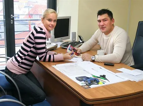 GDANSKDARIUSZ MICHALCZEWSKI ORAZ AGNIESZKA POMORSKA W BIURZE DARKA ZALATWIAJA SPRAWY BIZNESOWE21032007FOT. BLAZEJ MAZIARZ