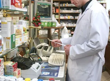 jakub gronowski pilkarz lechi gdansk w czasie pracy w aptecerumia15122005fot dominik zbrozyna