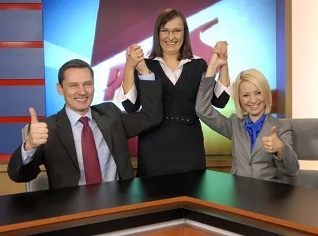 23.10.2007 WARSZAWA STUDIO TELEWIZJI PULS AMELIA LUKASIAK DYREKTOR PROGRAMOW INFORMACYJNYCH Z PREZENTERAMI KRZYSZTOFEM ZIEMCEM I KATARZYNA OLUBINSKAFot. Marcin Lobaczewski