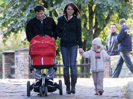 Marta Dubieniecka z mezem Marcinem i dwoma coraczkami na niedzielnym rodzinnym poobiednim slonecznym szczesliwym radosnym spacerku w Sopocie. 21-10-2007 Sopot