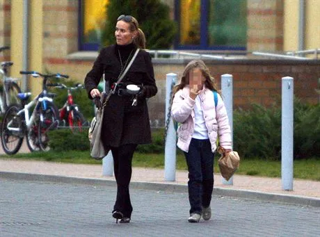 Dzien Tomasza i Hanny Lis.Hanna Smoktunowicz odbiera corke ze szkoly.22.10.2007 Warszawa