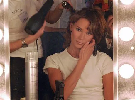 2004.09.12 WARSZAWABUDYNEK BIUROWIEC MERCEDESAGALA FINAL OSKARY MODY NEW LOOK 2004FOTO PAWEL TERLIKOWSKI 12092004NZ ALEKSANDRA NIESPIELAK