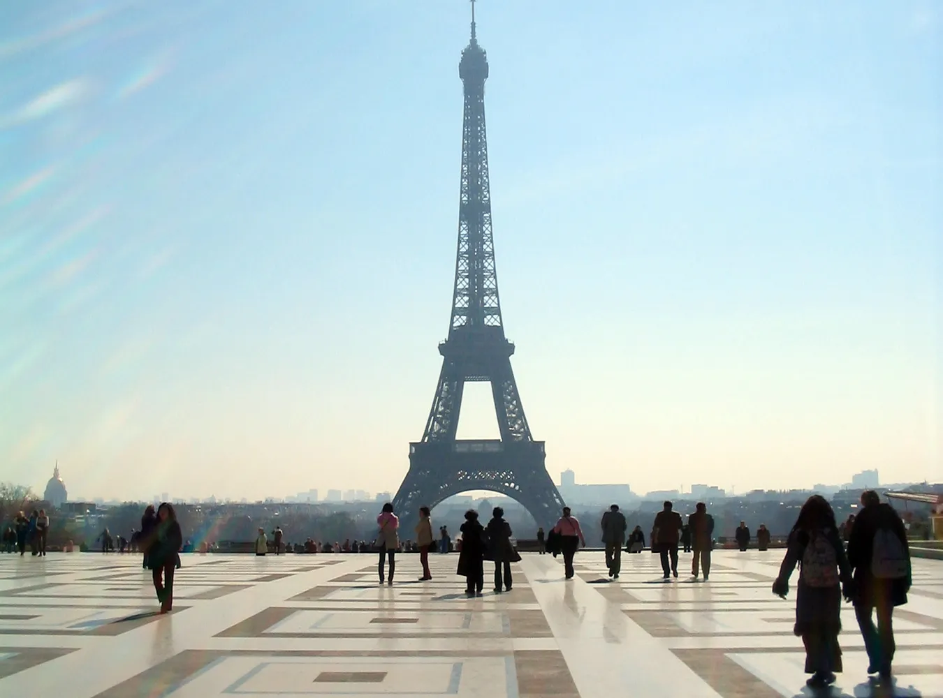 Zakochani Polacy pędzą do Paryża