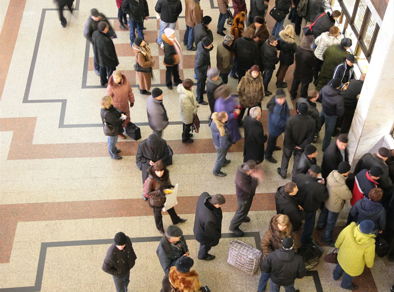 Hokeiści wypchnęli z kolejki ciężarne