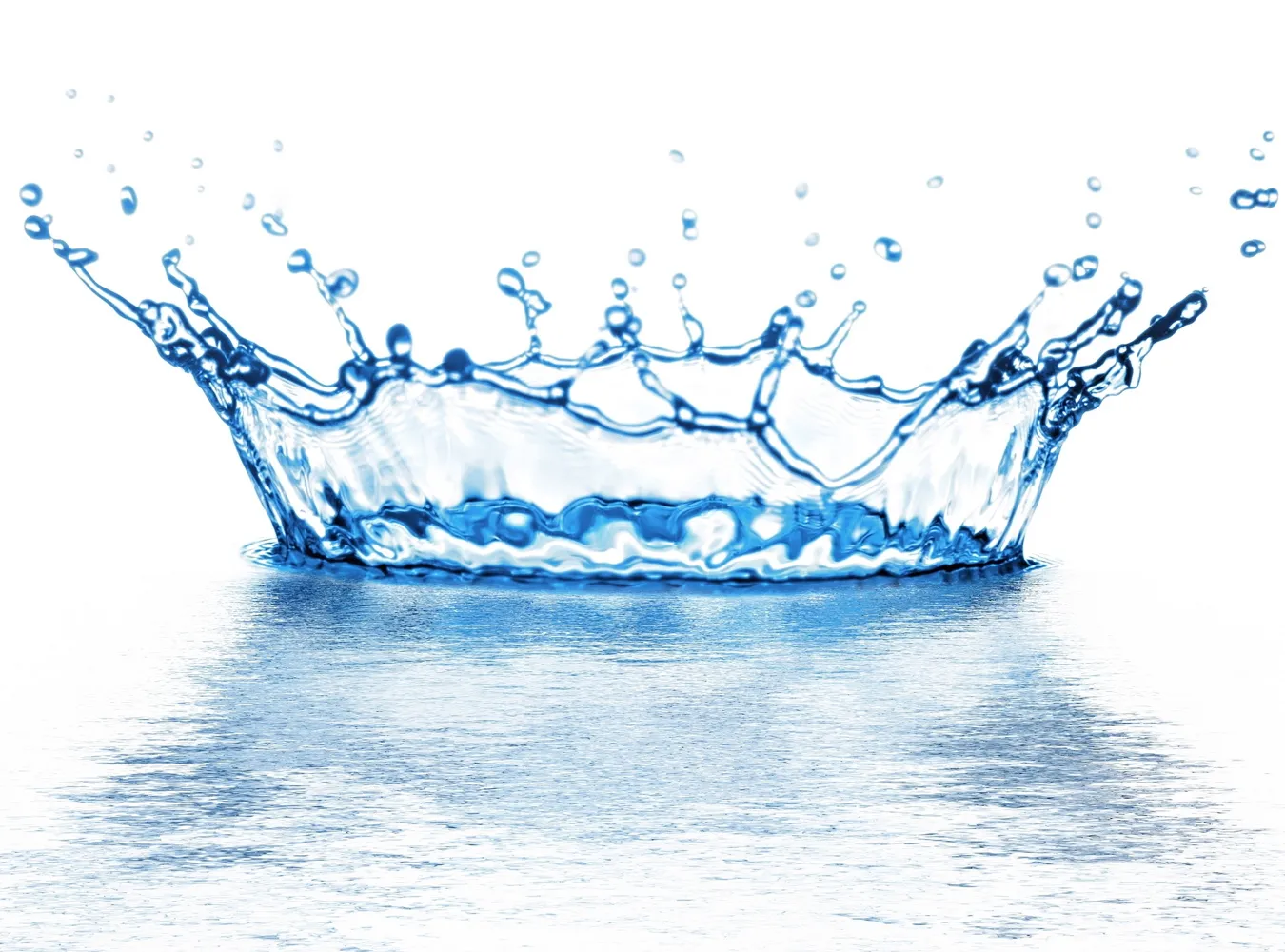 Deszcz rozpryskuje się nim uderzy w ziemię