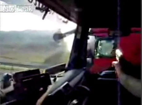 Zobacz, jak Polak grozi bronią Niemcowi