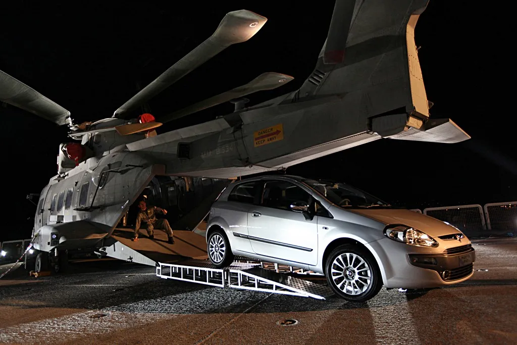 Zobacz nowego fiata na... lotniskowcu