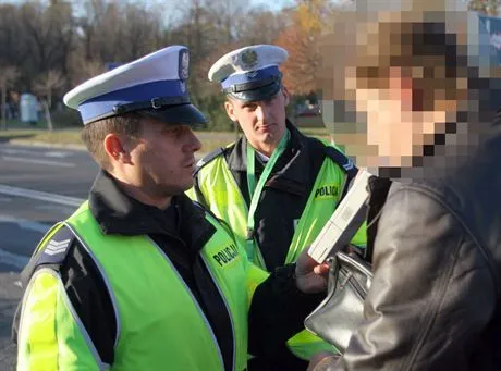 1.11.2005 Katowice.Badanie alkotestem kierowcow w poblizu cmentarza przy ulicy Damrota w ramach akcji znicz.nz.Sierzant sztabowy Robert Platek z lewej i Starszy sierzant Janusz Sobieraj dokonuja badania alkotestem kierowcy Grzegorza Domagalskiego z Katowic.Fot. Tomasz Griessgraber EDYTOR.net