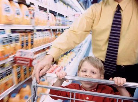 04 Jun 2001 --- Grocery shopping with dad --- Image by  Chuck SavageCORBIS