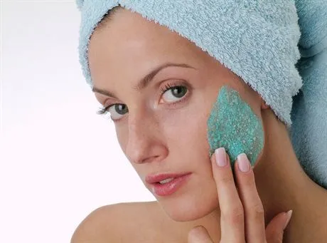 bew bewworld fot.denysenko jaroslaw 1172296 wnetrze studio kobieta dziewczyna 20-25 mloda blond blondynka recznik glowa palec palce reka wcierac rozprowadzac peeling twarz oczyszczac zluszczac naskorek pielegnowac pielegnacja uroda kosmetyka poziom interior woman girl young blonde towel head finger fingers hand rub in smear face clean peel scarf skin care beauty cosmetology horizontal TYLKO CYFROWO BEZ TIFFOW