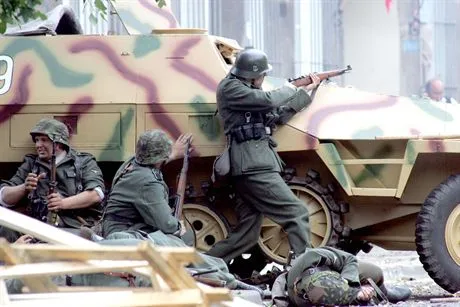 WARSZAWA 04.08.2007OBCHODY 63 ROCZNICY  WYBUCHU POWSTANIA WARSZAWSKIEGOREKONSTRUKCJA WALK POWSTANCZYCH NA CZERNIAKOWIEPOWSTANIE WARSZAWSKIE AK PARASOL ZOSKA BERLINGOWCY  POWSTANCY KONSPIRACJA HISTORIA PATRYJOTYZM MUNDUR BRON WP NIEMCY KOSCIUSZKOWCY PAMIEC SS WOJNANZ REKONSTRUKCJA WALK NA CZERNIAKOWIEFOT GRZEGORZ JAKUBOWSKI