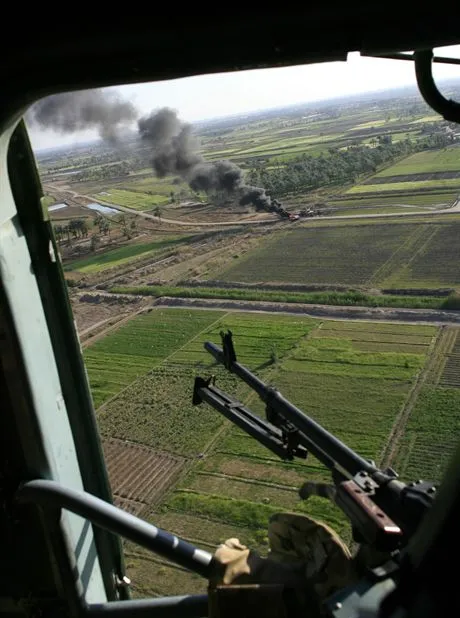 05.04.2007 Irak Camp Echo DivanijaWizyta Ministra Obrony Narodowaj Aleksandra Szczygly w Iraku. Wielkanocne spotkanie z zolnierzami. nz Irak widziany z pokladu smiglowca MI 8 fotograf stoi za strzelcem pokladowymFot. Wojciech Grzedzinski