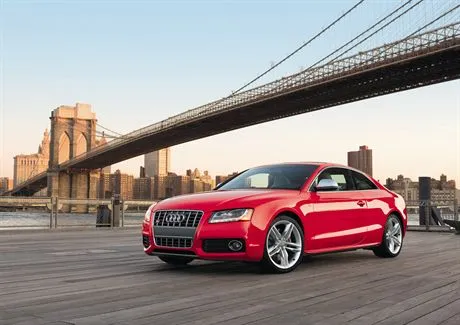 Audi S5 auf der Brooklyn Bridge, New York City