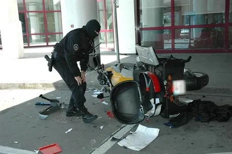 16.07.2007 WARSZAWA OKECIEBOMBA NA LOTNISKU OKECIE ODDZIAL ANTYTERRORYSTYCZNY ROZWALIL PODEJRZANY MOTOR.FOT. NwOSG  NADWISLANSKI ODDZIAL STRAZY GRANICZNEJ 