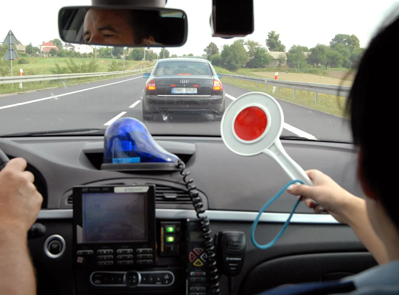 Piesi uciekali spod kół. Pościg policji