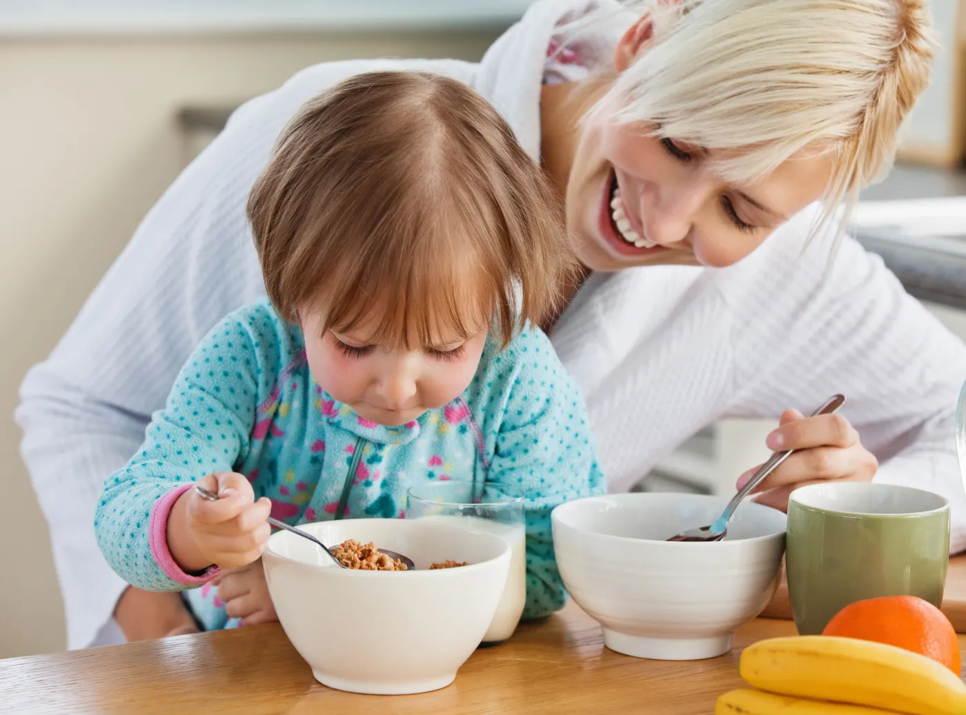 dziecko mama śniadanie płatki śniadaniowe