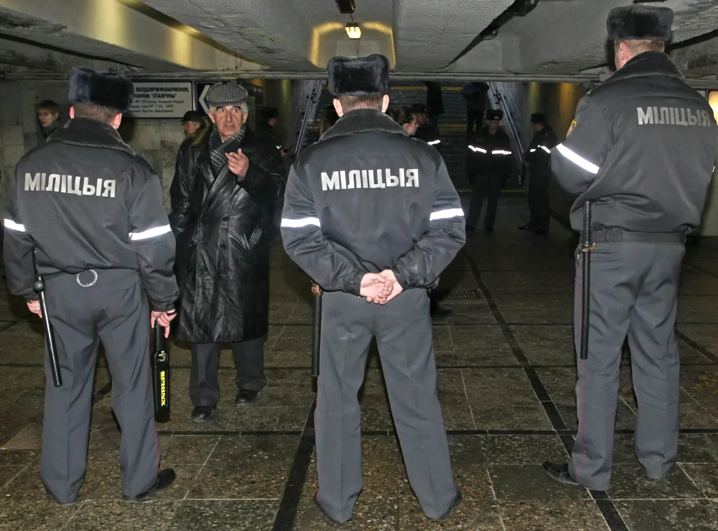 Białoruscy milicjanci blokują antyrządowy protest w Mińsku, 25 marca