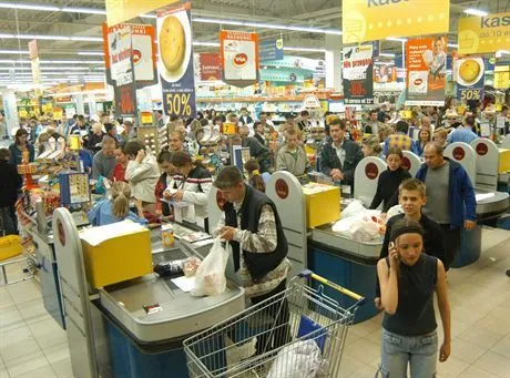 10.06.2005 PabianiceNocna promoocja w supermarkecie Hypernova w Pabianicach. O godz. 22.00 otwarto drzwi skleputel do dyrektor Beaty Siekacz 42 225-20-00 lub 01fot. Maciej Piasta