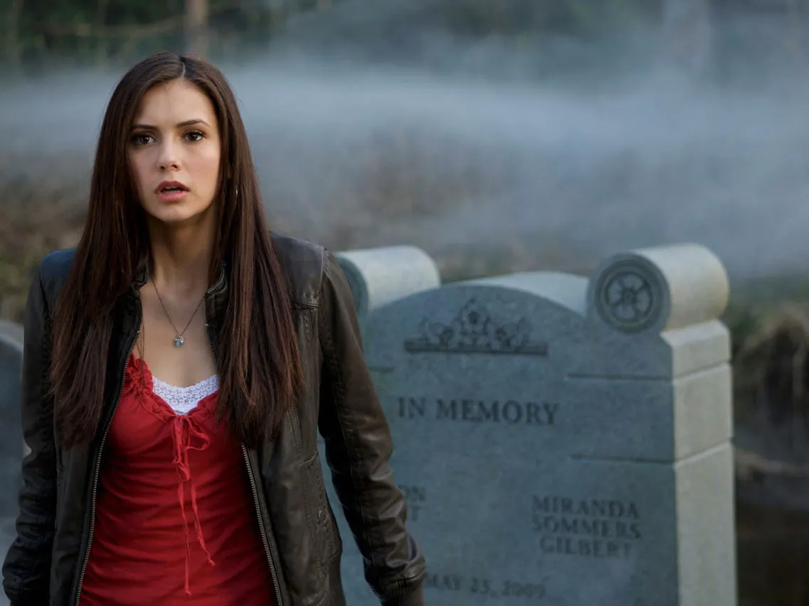 Elenę poznajemy cztery miesiące po wypadku samochodowym, w którym traci rodziców