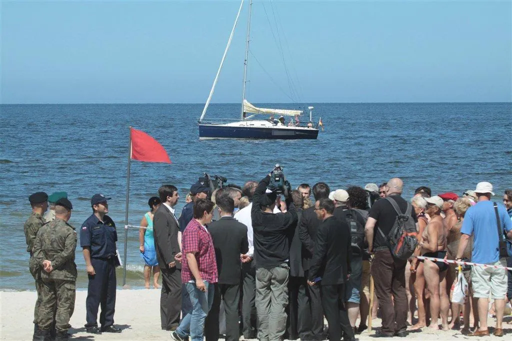 Minister przemawia. W tle nadzy Niemcy